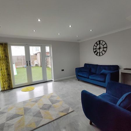 Elegant 3-Bedroom Home, Sleeps Up To 5 Guest. South Ockendon Buitenkant foto